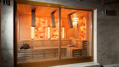 infa sauna with himalaya salt wall